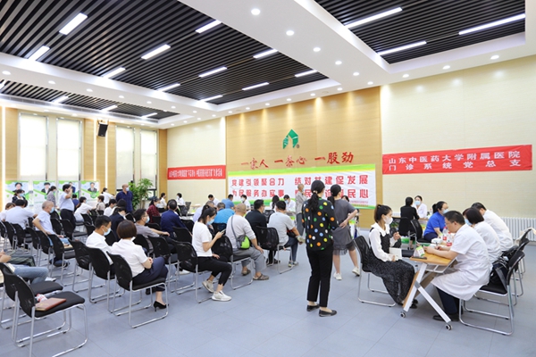 黨建引領(lǐng)聚合力，結(jié)對共建促發(fā)展  為民服務(wù)辦實(shí)事，惠民義診暖民心——山東中醫(yī)藥大學(xué)附屬醫(yī)院門診管理服務(wù)黨支部和管理公司機(jī)關(guān)黨支部舉行黨建共建協(xié)議簽約儀式